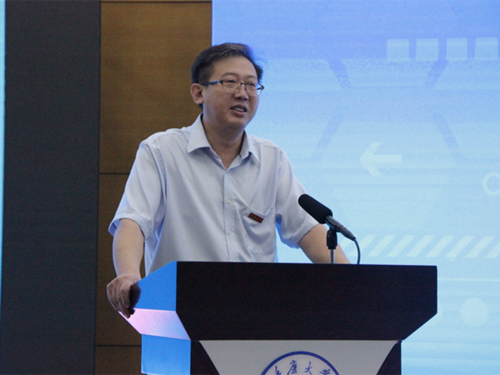 重庆大学副校长明炬致欢迎辞,他鼓励营员们探索科技奥秘,勇于科学实践